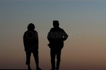 Silhouetten eines Paares am Meer
