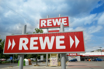 Berlin  Deutschland  Firmenschilder von REWE