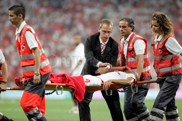 Madrid  Daniel Alves vom Sevilla FC wird verletzt vom Feld getragen