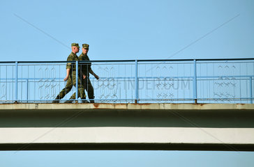 Brest  Weissrussland  zwei Soldaten auf einer Fussgaengerbruecke