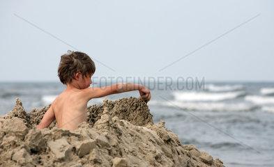 Ahlbeck  Deutschland  Junge spielt im Sand