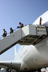 Berlin  Deutschland  Besucher verlassen den Airbus A380