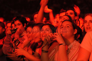 Fans beim Robbie Williams Konzert in Barcelona 2003
