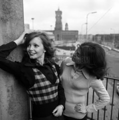 Berlin  DDR  Junge Frauen tragen in der Stadt die neueste Herbst-Mode