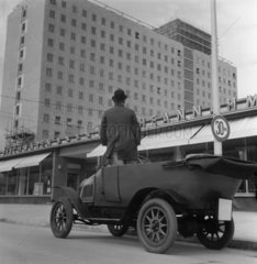 Berlin  DDR  Autofahrer steht auf der Stalinallee in seinen Oldtimer F5 des Automobilherstellers MAF