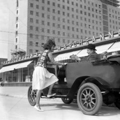 Berlin  DDR  Frau steigt auf der Stalinallee zu einem Mann in einen Oldtimer F5 des Automobilherstellers MAF ein