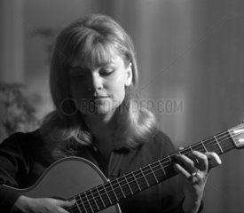 Berlin  DDR  Schauspielern Eva-Maria Hagen spielt Gitarre