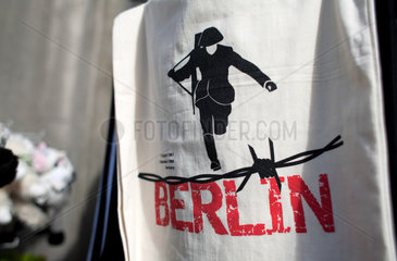 Berlin  Deutschland  Abbildung Fluechtender Grenzsoldat auf einer weissen Stofftasche