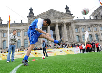 Berlin  Deutschland  Tag des Blindenfussballs vor dem Berliner Reichstag