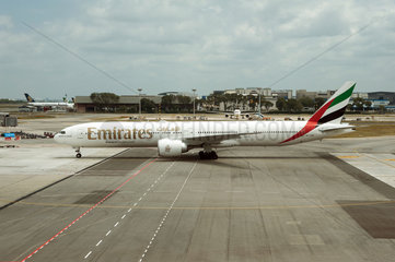 Singapur  Republik Singapur  B777 Passagierflugzeug der Emirates Airline auf dem Flughafen Changi