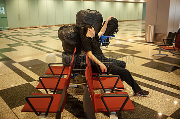 Singapur  Republik Singapur  Passagier schlaeft am Flughafen Changi