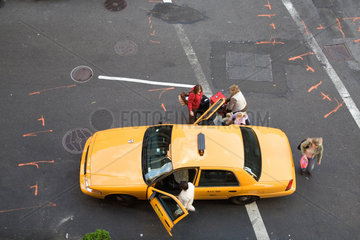 New York  Menschen steigen in ein Taxi ein
