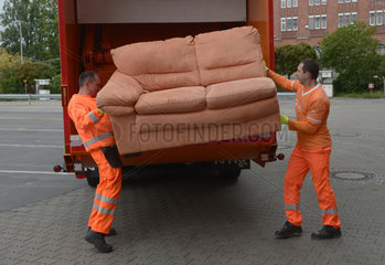 Berlin  Deutschland  BSR-Mitarbeiter laden ein altes Sofa ein