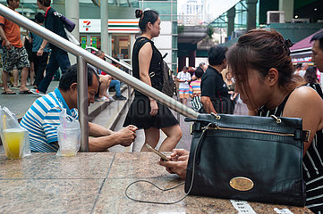 Singapur  Republik Singapur  Menschen vor der U-Bahnstation in Chinatown