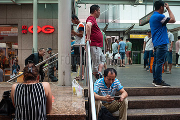 Singapur  Republik Singapur  Menschen vor der U-Bahnstation in Chinatown