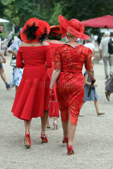 Hoppegarten  elegant gekleidete Frauen mit Hut am Ladies Day auf der Galopprennbahn