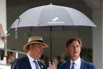 Hoppegarten  Peter Hoeck Domig (links) und Gerhard Schoeningh unter einem Regenschirm