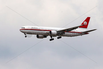 Hannover  Deutschland  Boeing 767 der Fluggesellschaft Meridiana im Flug