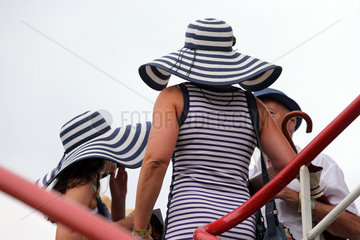 Hoppegarten  Frauen mit Hut am Ladies Day auf der Galopprennbahn