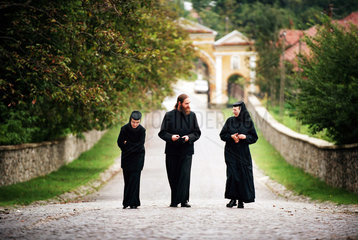 Geistlicher mit zwei Nonnen im Kloster Horezu (Manastirea Horezu)  Rumaenien