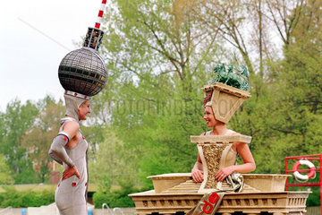 Zwei Frauen verkleidet als Fernsehturm und Brandenburger Tor