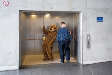 Berlin  Deutschland  ein Mann im Baerenkostuem winkt aus dem Fahrstuhl in der AdK