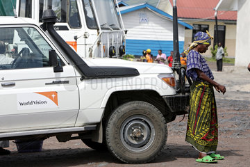 Goma  Demokratische Republik Kongo  Frau lehnt sich an einen Wagen von World Vision