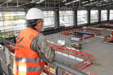 Berlin  Deutschland  Bauarbeiter betrachtet die neue Bahnhofshalle am Ostkreuz
