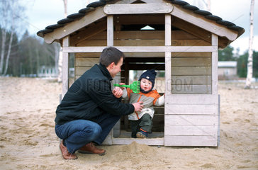 Neuhausen  Vater mit Sohn auf Spielplatz