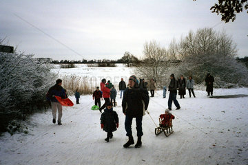 Menschen spazieren in einer Winterlandschaft