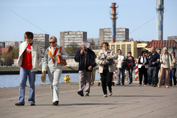 Menschen am Hafen in Swinemuende in Polen