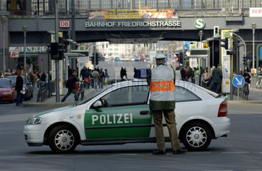 Sperrung der Friedrichstrasse durch die Polizei