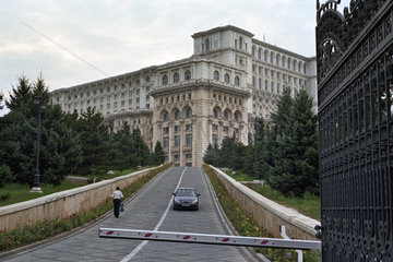 Auffahrt zum Parlamentspalast (Palatul Parlamentului) in Bukarest  Rumaenien