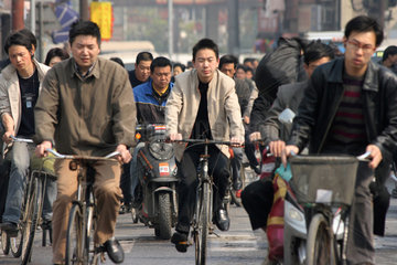 Shanghai  Fahrradfahrer und Motorrollerfahrer