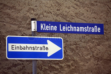 Schilder: Einbahnstrasse und Strassenname: Kleine Leichnamstrasse in Grimmen