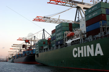 Ein Frachtschiff der Reederei China Shipping im Waltershofer Hafen