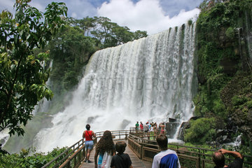 Puerto Iguazu  Brasilien  weitlaeufiges Wege- und Brueckensystem an den Iguazu-Wasserfaellen