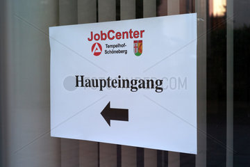 Berlin  Deutschland  Hinweis an der Bundesagentur fuer Arbeit zum JobCenter