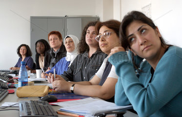 Berlin  Fortbildung fuer arbeitslose Migrantinnen zur IT-Trainerin