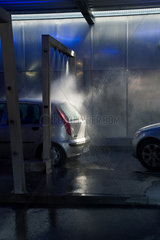 Berlin  Deutschland  ein Auto faehrt durch die Autowaschanlage