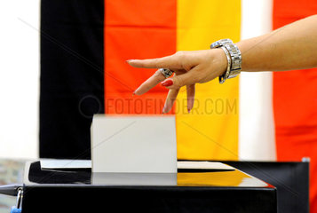 Berlin  Deutschland  eine Frau wirft ihren Stimmzettel in die Wahlurne