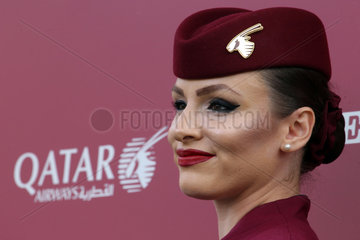 Paris  Frankreich  Stewardess der Fluggesellschaft Qatar Airways