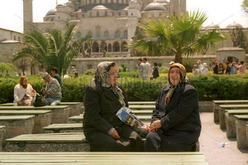 Zwei aeltere Frauen im islamischen Outfit in Istanbul