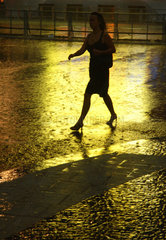 Berlin  Frau im Regen