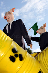 Berlin  Deutschland  Atommuellfaesser und Demonstranten mit Schweinekopf