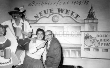 aeltere Paar auf dem Bockbierfest 1958/59
