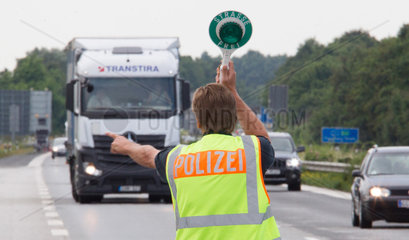 Rade  Deutschland  Polizeibeamter regelt den LKW-Verkehr auf der Bundesautobahn 7