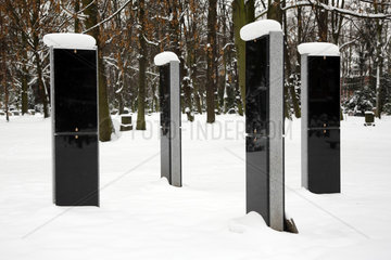 Berlin  Deutschland  unbeschriftete Grabsteine fuer Gruppengraeber auf einem Friedhof in Weissensee