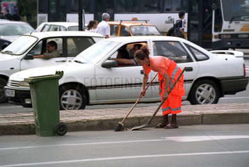 Weibliche Reinigungskraft auf der Strasse in Bukarest