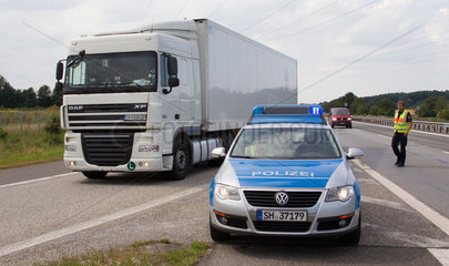 Rade  Deutschland  Polizeibeamter regelt den LKW-Verkehr auf der Bundesautobahn 7